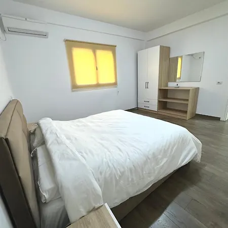 Fredi شقة تيرانا